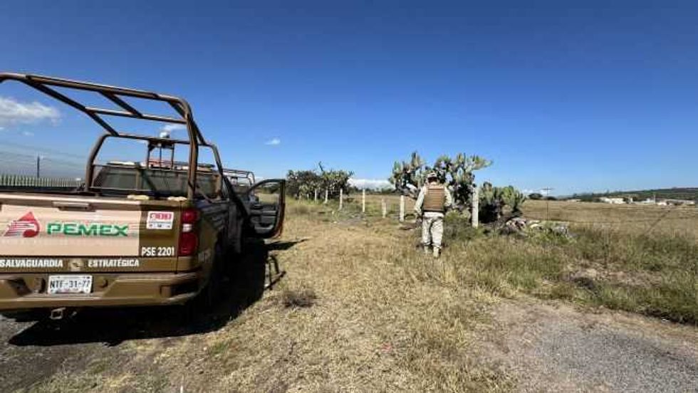 Localizan toma clandestina a pie de carretera en San Juan del Río.