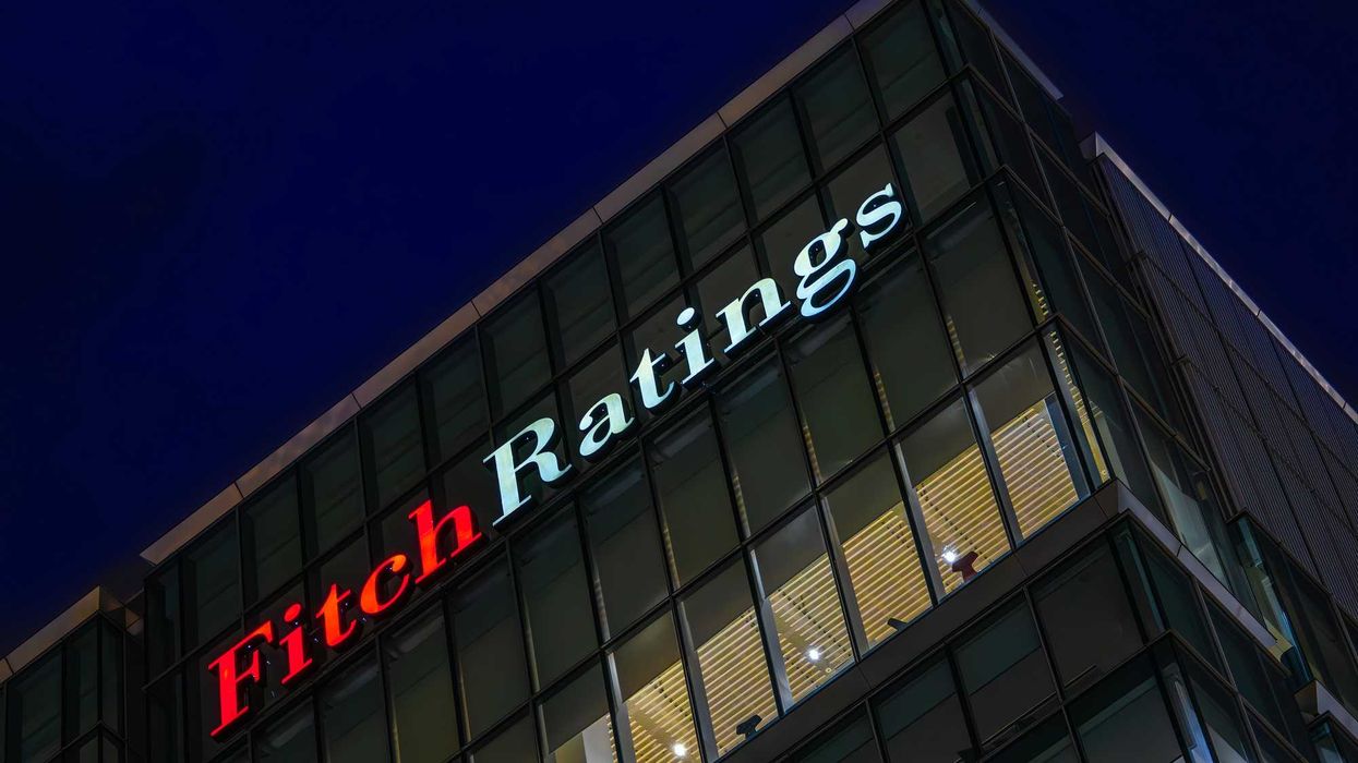 Logo de Fitch Ratings con calificación AA-(mex) para San Juan del Río, destacando solidez financiera y perspectiva estable en 2026