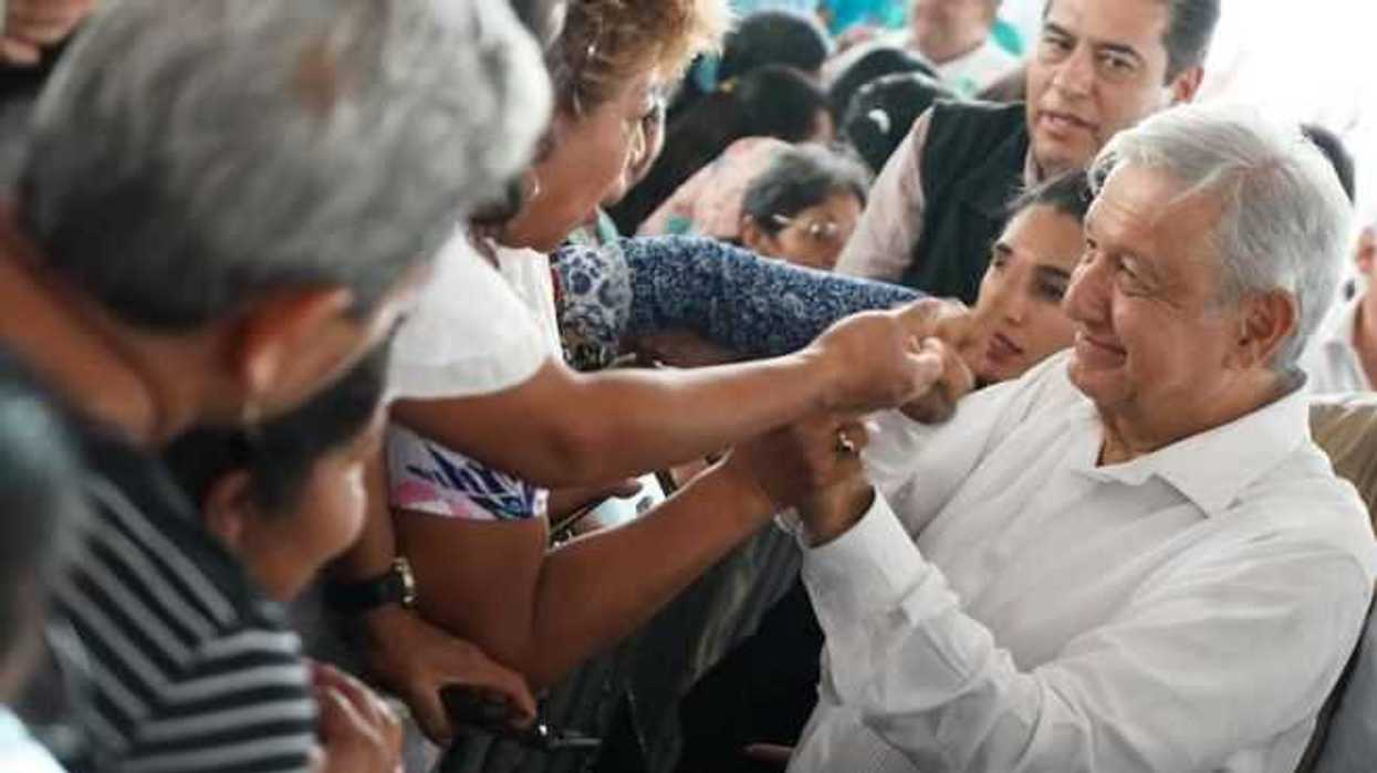 López Obrador otorga apoyos a cafeticultores de Coatepec