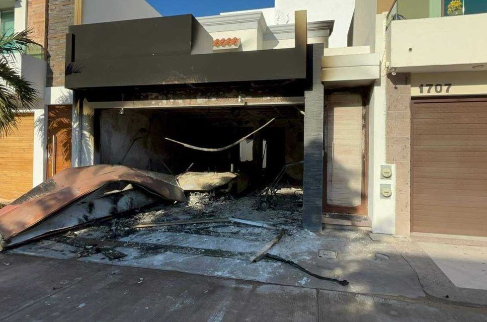 Los allanamientos van seguidos de actos de vandalismo e incendio que destruyen muebles y vehículos.