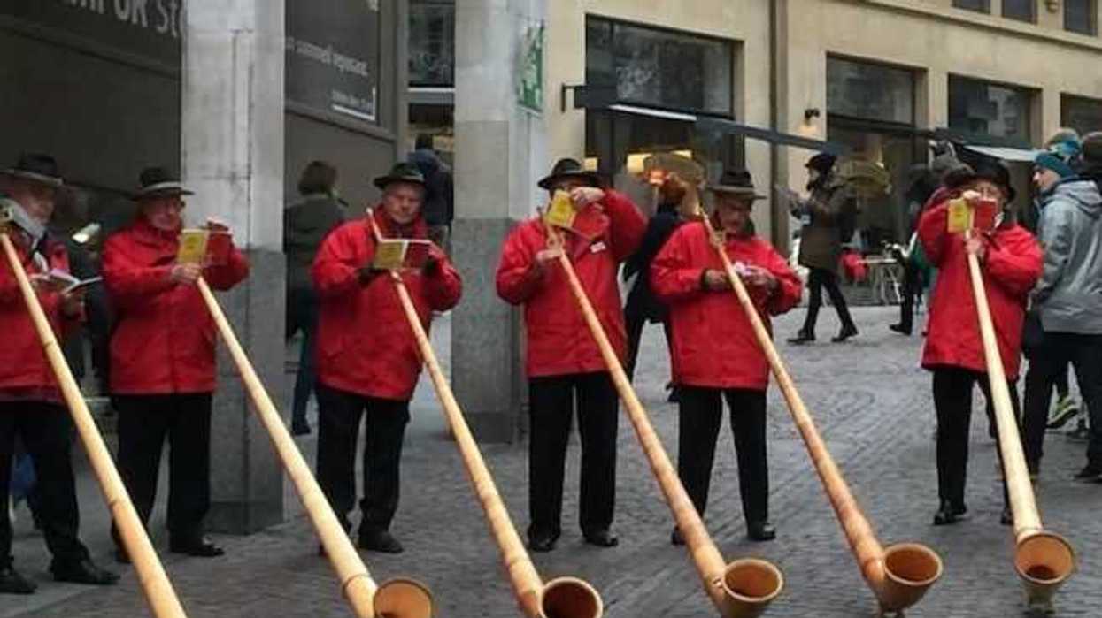 Los cornos suizos siempre presentes en las fiestas de fin de año.