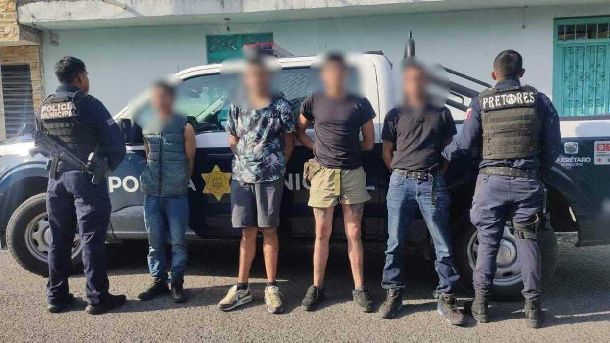 Los detenidos fueron localizados en la colonia Jardines de Azucenas tras persecución a pie por elementos policiales.