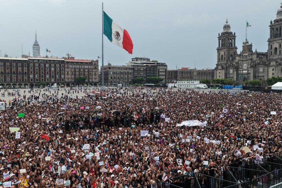 Los integrantes de BTS saludan a sus fans desde el balc\u00f3n de Palacio Nacional en Ciudad de M\u00e9xico, 6 de mayo de 2026