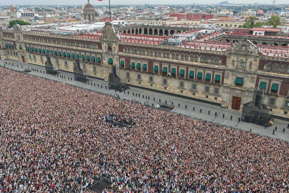 Los integrantes de BTS saludan a sus fans desde el balc\u00f3n de Palacio Nacional en Ciudad de M\u00e9xico, 6 de mayo de 2026