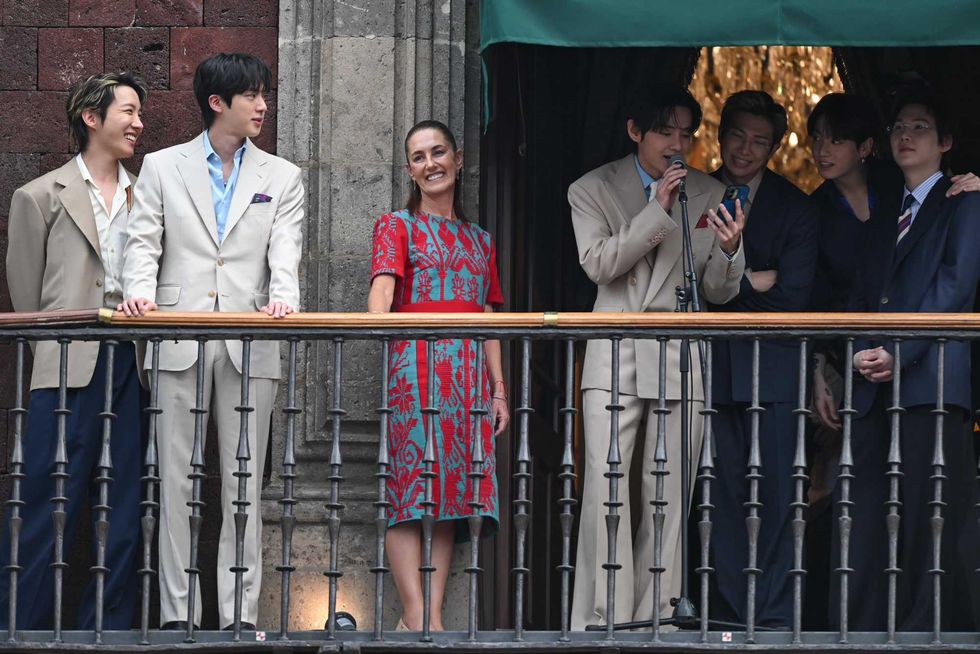 Los integrantes de BTS saludan a sus fans desde el balc\u00f3n de Palacio Nacional en Ciudad de M\u00e9xico, 6 de mayo de 2026