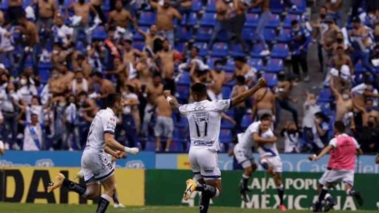 los-jugadores-de-puebla-festejando-un-gol-cotra-atlas