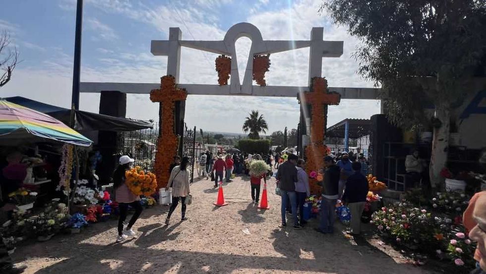 Los Panteones de San Juan del Río se vistieron de vida en el Día de Muertos.