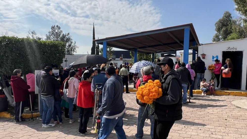 Los Panteones de San Juan del Río se vistieron de vida en el Día de Muertos.