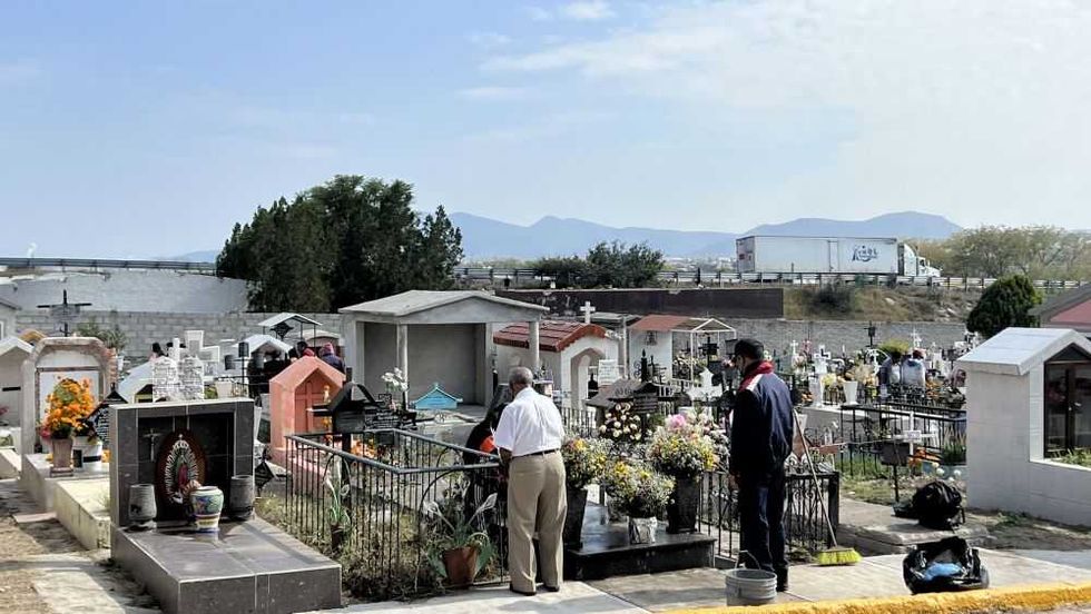 Los Panteones de San Juan del Río se vistieron de vida en el Día de Muertos.
