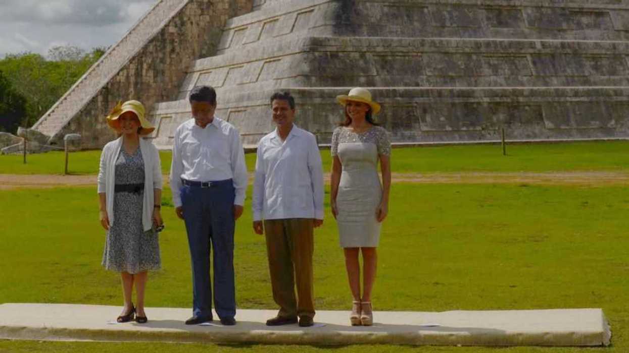 Los presidentes de México, Enrique Peña Nieto, y de China, Xi Jinping, acompañados por sus respectivas esposas, recorrieron la zona arqueológica de Chichen Itzá, considerada una de las nuevas siete maravillas del mundo moderno. NOTIMEX