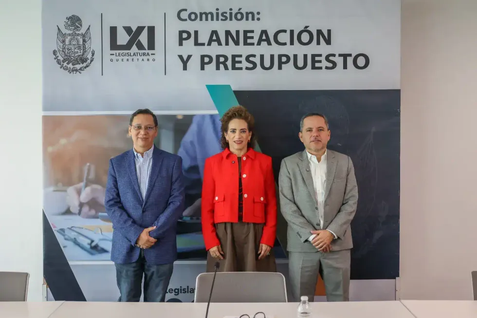Los tres integrantes de la comisi\u00f3n revisan el dictamen durante la sesi\u00f3n