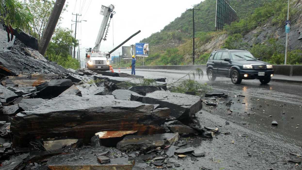 Los turistas ahora no pueden regresar a sus lugares de origen debido a que en las vías de comunicacion hay puentes caídos, derrumbes y bloqueos causados por el meteoro. NOTIMEX