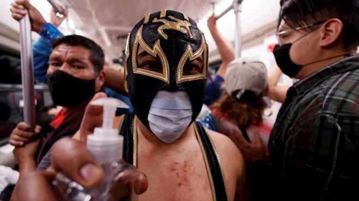 luchadores-mexicanos-en-el-metro