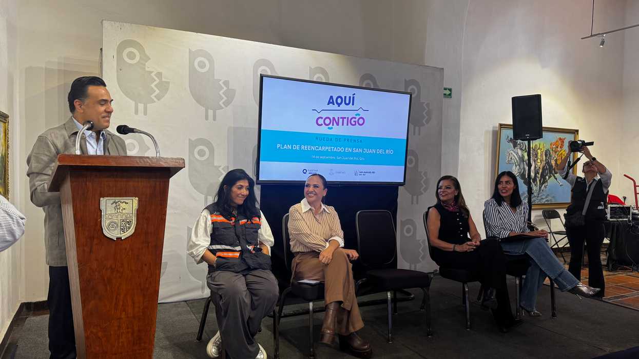 Luis Bernardo Nava Guerrero encabeza la rueda de prensa del Plan de Reencarpetado en San Juan del Río.