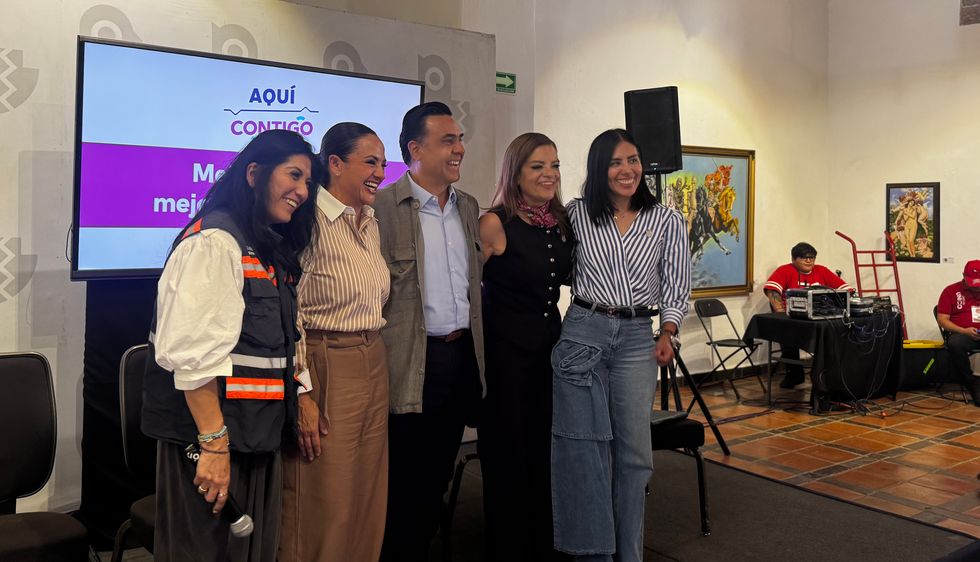Luis Bernardo Nava Guerrero posa junto a funcionarias estatales y municipales tras el anuncio del plan vial en San Juan del R\u00edo.