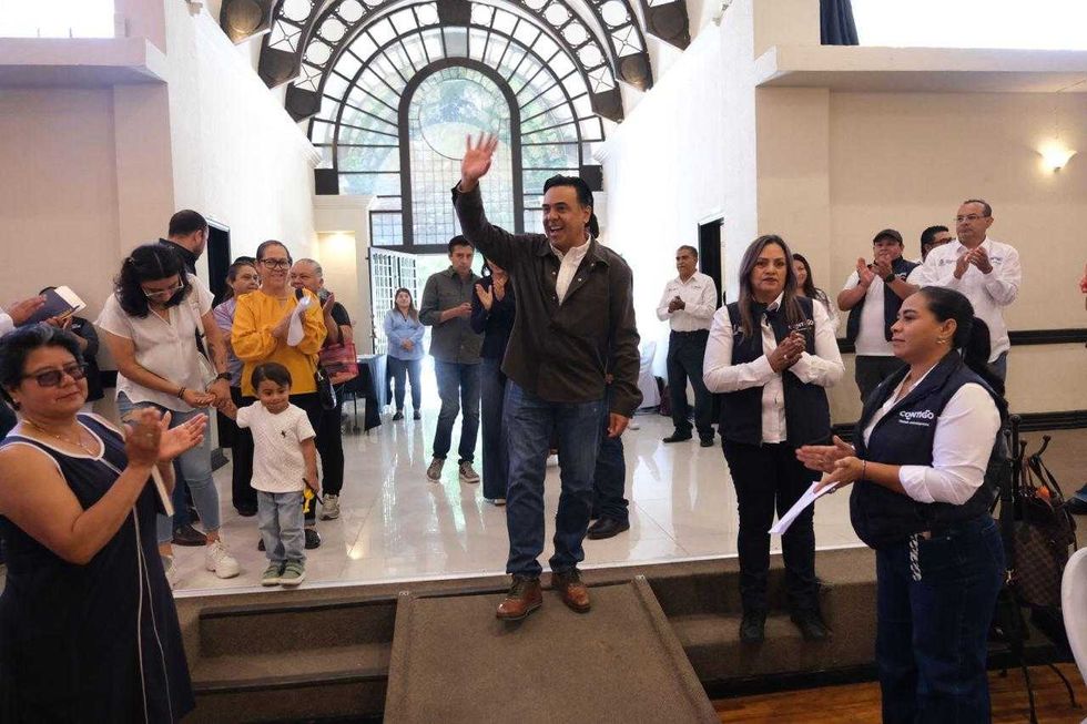 Luis Bernardo Nava Guerrero saluda a vocales del programa Contigo en tu mesa en la Zona Metropolitana de Quer\u00e9taro