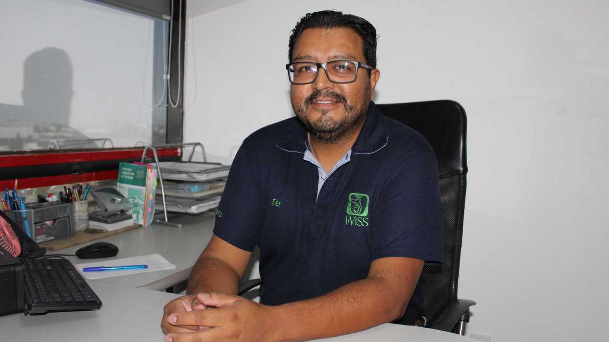 Luis Fernando Pérez Medina, jefe de Oficina de Subsidios y Ayudas del IMSS en Querétaro, en su oficina