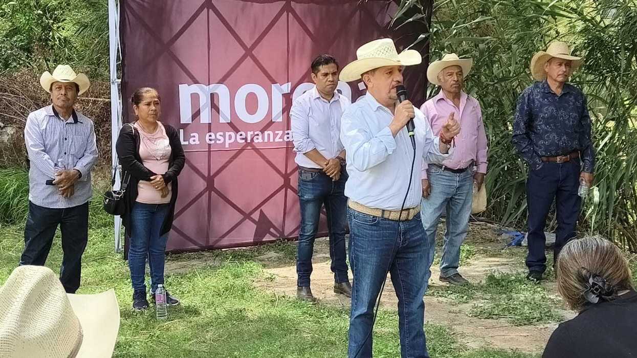 Luis Humberto Fernández Fuentes habla en asamblea de Morena en Peñamiller