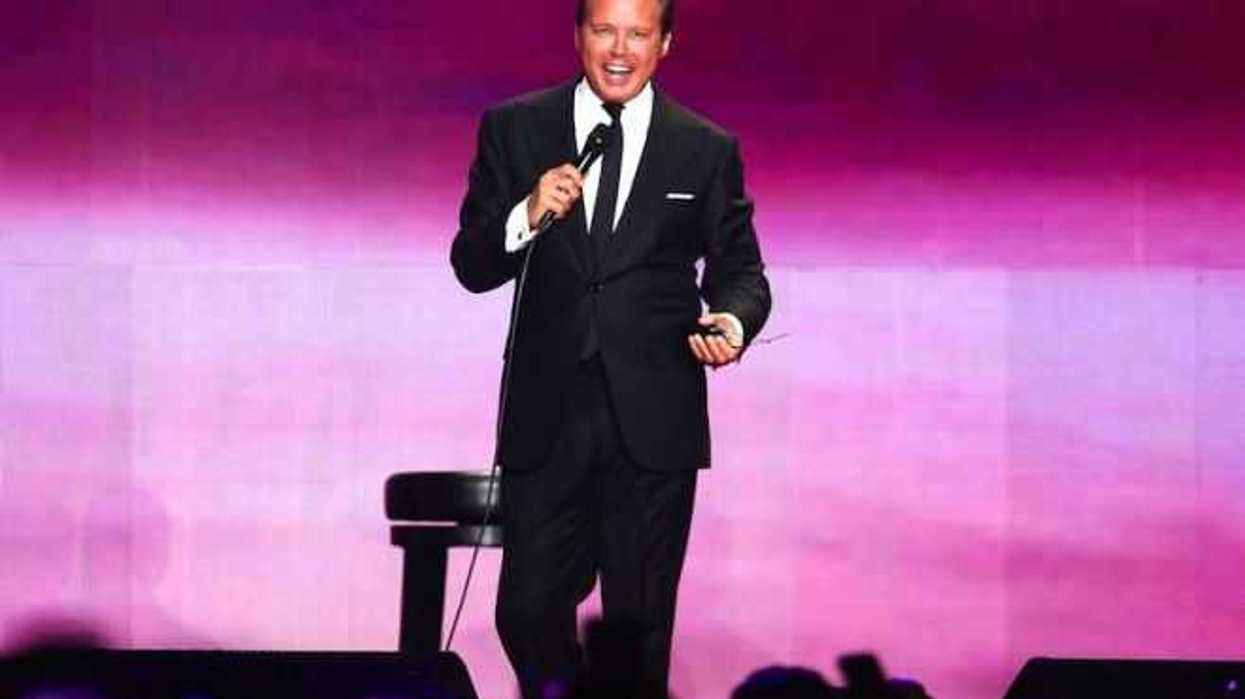 luis-miguel-besa-a-fan-en-la-boca-en-pleno-show