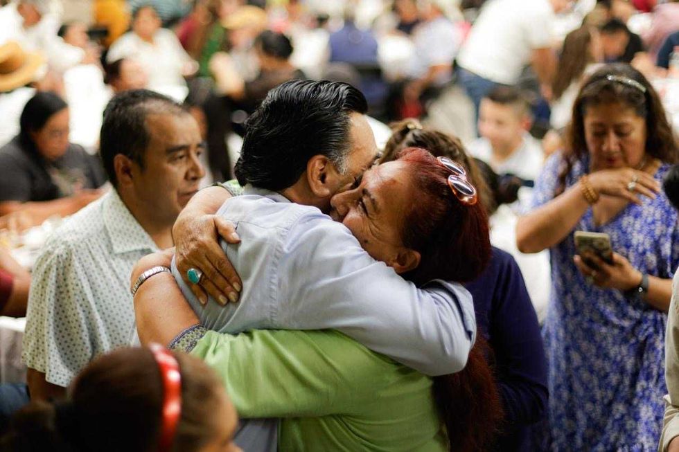 Luis Nava abraza a una asistente durante el encuentro con liderazgos de Col\u00f3n en Ajuchitl\u00e1n.