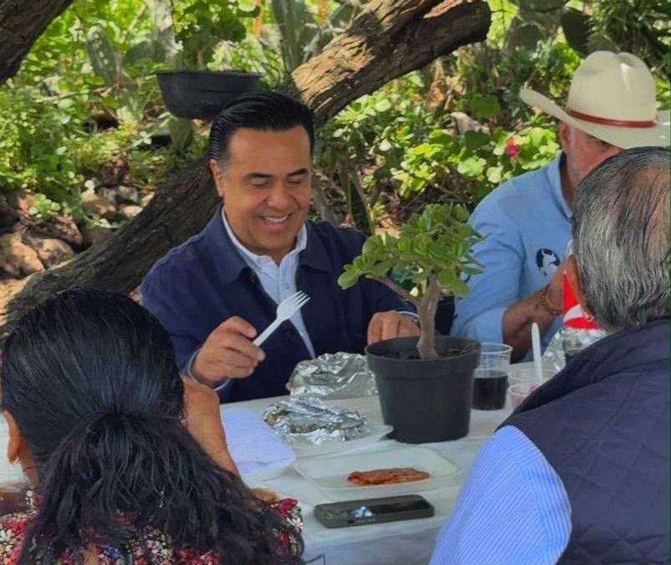 Luis Nava come junto a asistentes durante la reuni\u00f3n en Pedro Escobedo