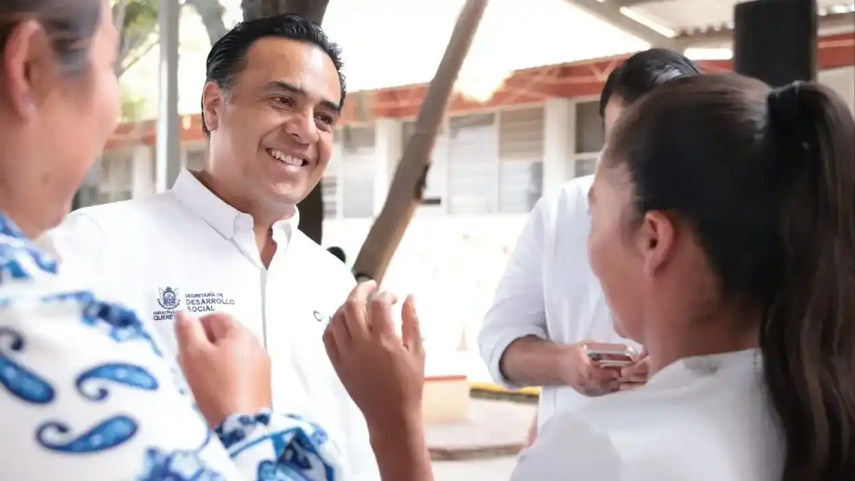 Luis Nava conversa con asistentes al registro del Programa de Transporte Escolar en Colón.