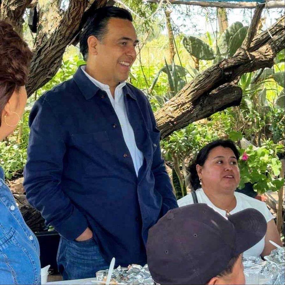Luis Nava conversa con asistentes durante la reuni\u00f3n en Pedro Escobedo