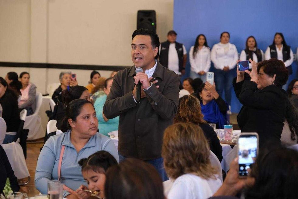 Luis Nava conversa con vocales del programa Contigo en tu mesa durante el encuentro en la Zona Metropolitana