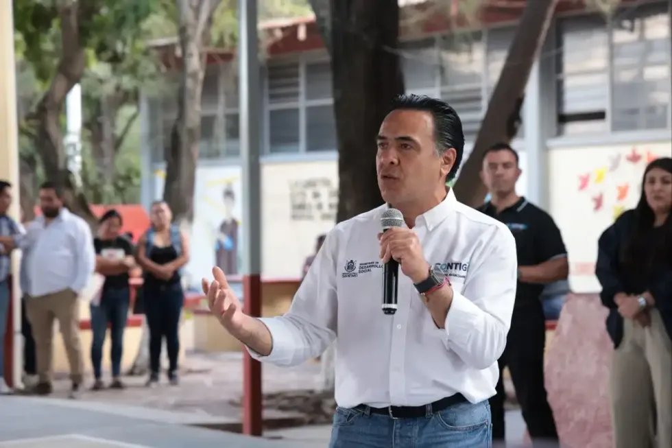 Luis Nava dirige un mensaje a familias y estudiantes durante la recepci\u00f3n de documentos en Col\u00f3n.
