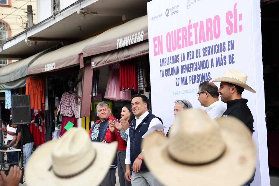 Luis Nava durante entrega de obra pavimentaci\u00f3n colonia El Mercado en Jalpan de Serra Quer\u00e9taro