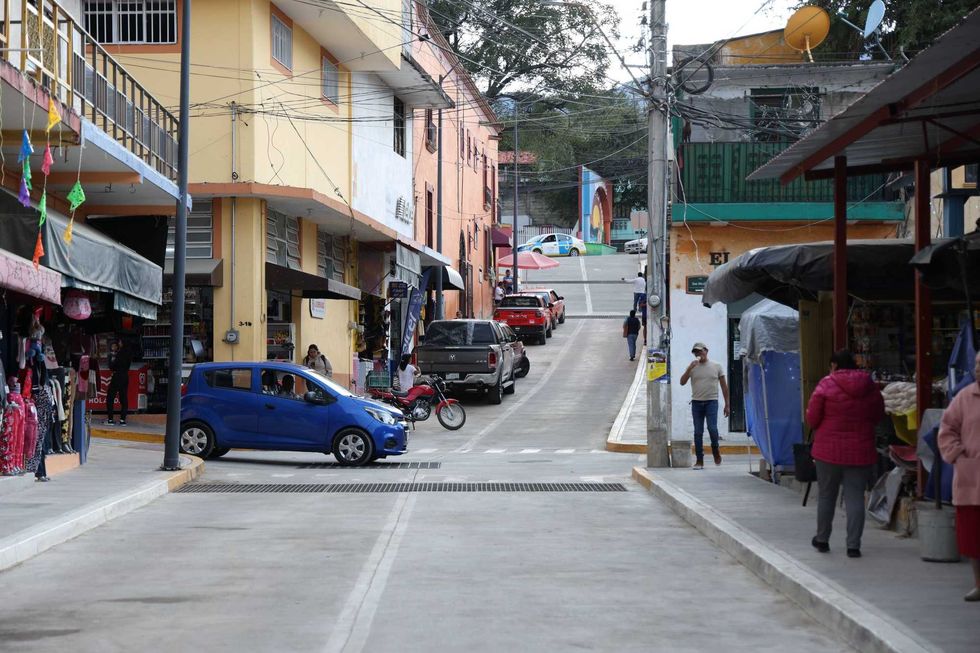 Luis Nava durante entrega de obra pavimentaci\u00f3n colonia El Mercado en Jalpan de Serra Quer\u00e9taro
