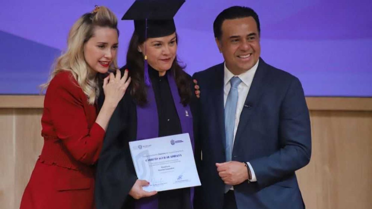 Luis Nava encabeza ceremonia de graduación de la Universidad de las Mujeres.