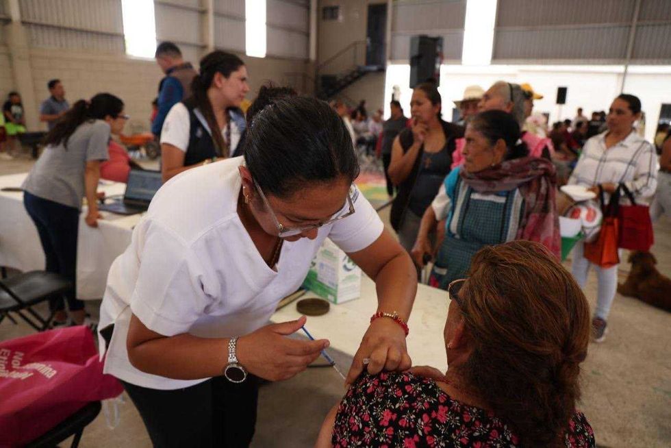 Luis Nava entrega canastas alimentarias del programa Contigo en tu Mesa en San Jos\u00e9 de la Laja, Tequisquiapan
