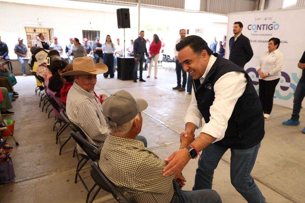 Luis Nava entrega canastas alimentarias del programa Contigo en tu Mesa en San Jos\u00e9 de la Laja, Tequisquiapan