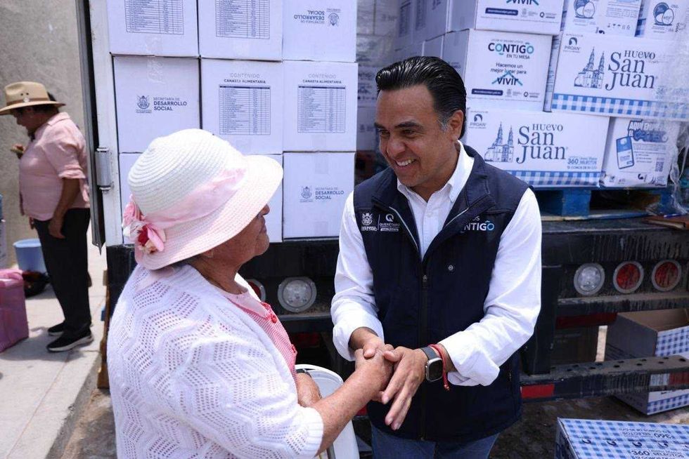Luis Nava entrega canastas alimentarias del programa Contigo en tu Mesa en San Jos\u00e9 de la Laja, Tequisquiapan