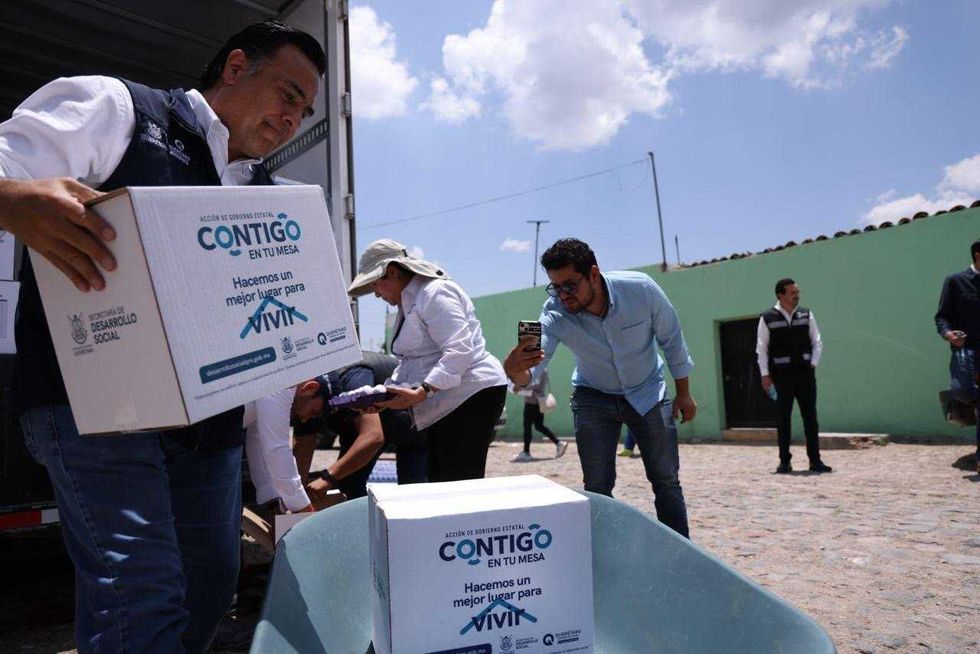 Luis Nava entrega canastas alimentarias del programa Contigo en tu Mesa en San Jos\u00e9 de la Laja, Tequisquiapan