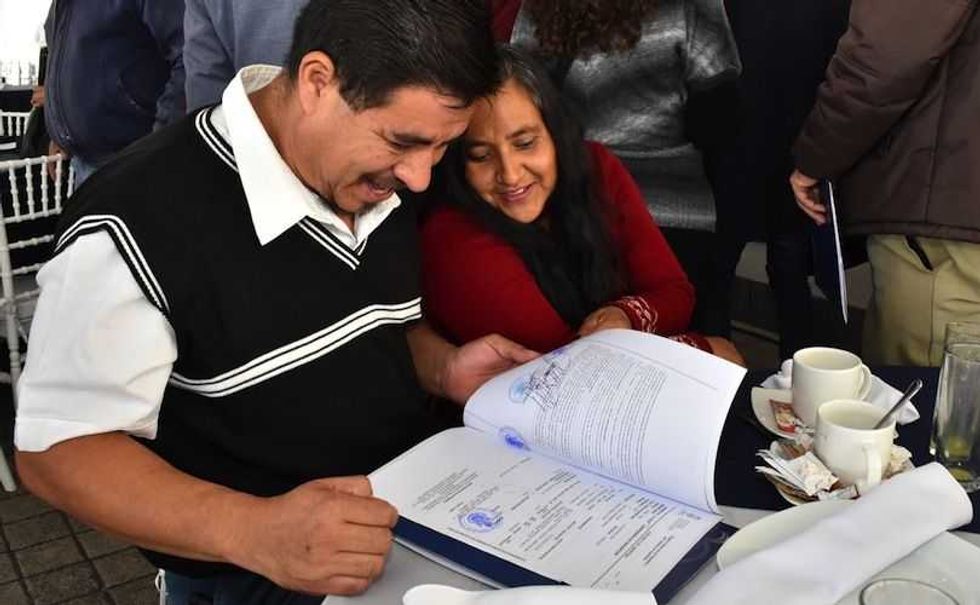 luis nava entrega escrituras a familias de queretaro 1