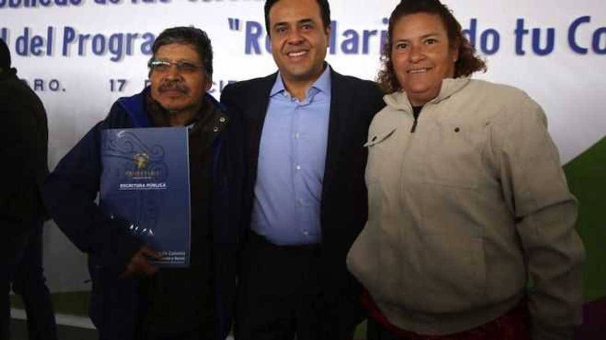 luis-nava-entrega-escrituras-a-familias-de-queretaro-2