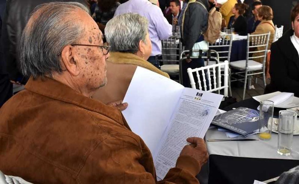 luis nava entrega escrituras a familias de queretaro 3