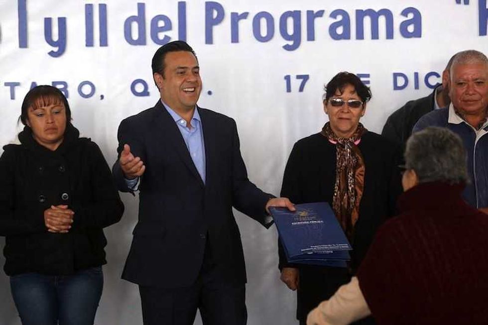 luis nava entrega escrituras a familias de queretaro 7