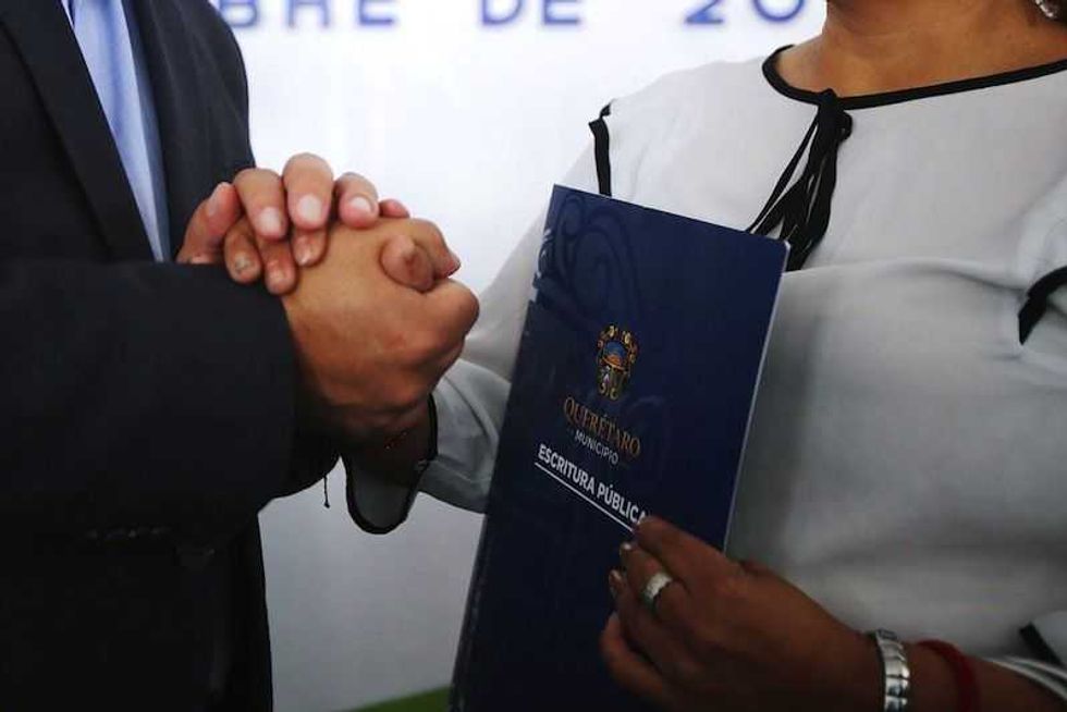 luis nava entrega escrituras a familias de queretaro