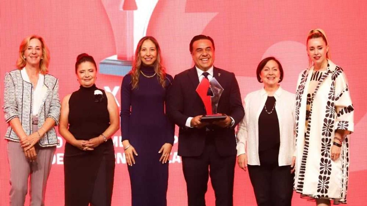 Luis Nava es galardonado por la iniciativa "Universidad de las Mujeres".