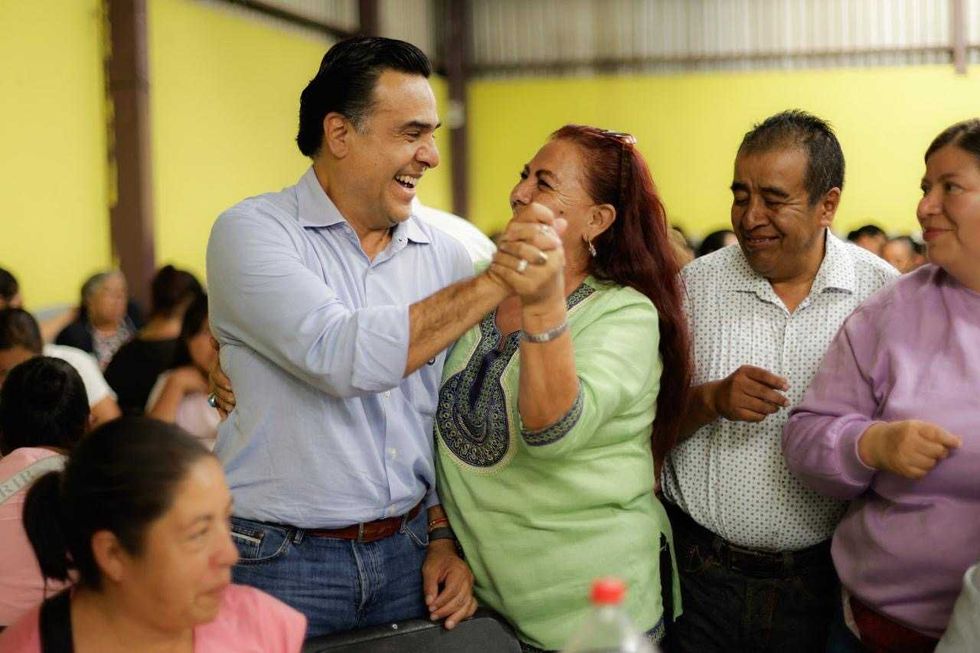 Luis Nava estrecha la mano de una asistente durante la reuni\u00f3n con liderazgos sociales de Col\u00f3n