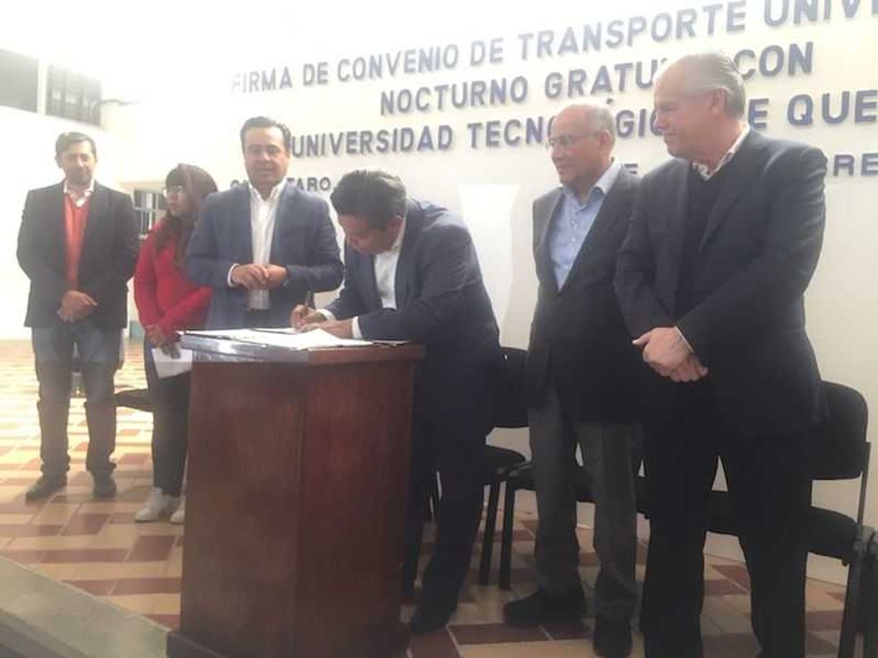 luis nava firman convenio con uteq para transporte universitario 2