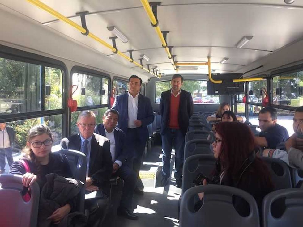 luis nava firman convenio con uteq para transporte universitario