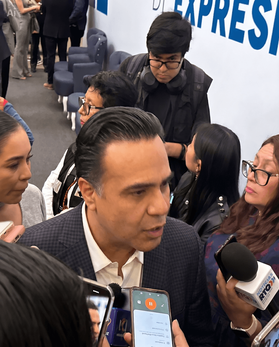 Luis Nava Guerrero atiende a medios en Quer\u00e9taro durante entrevista sobre el proceso interno del PAN rumbo a 2027.