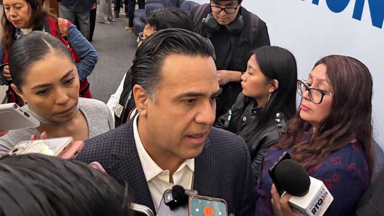 Luis Nava Guerrero atiende a medios en Querétaro durante entrevista sobre el proceso interno del PAN rumbo a 2027.