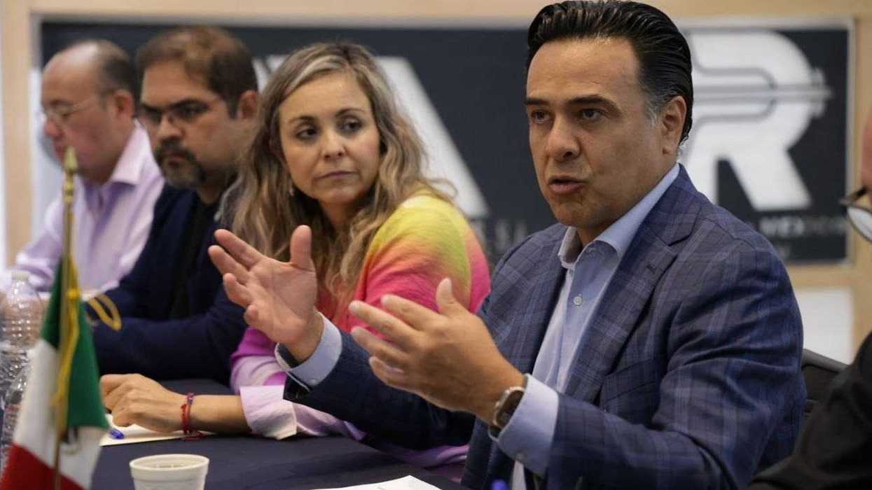 Luis Nava Guerrero gesticula durante encuentro con integrantes de CANACO San Juan del Río