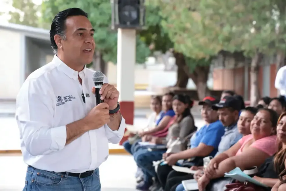 Luis Nava habla con micr\u00f3fono durante el inicio del registro al Programa de Transporte Escolar en Col\u00f3n.