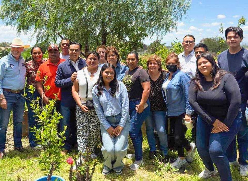 Luis Nava posa con asistentes a la reuni\u00f3n de subdelegados en Pedro Escobedo
